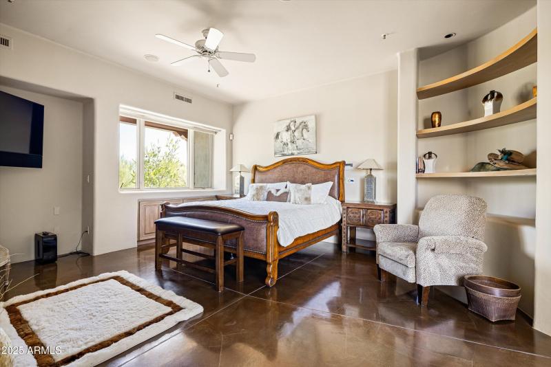 Main level en-suite bedroom