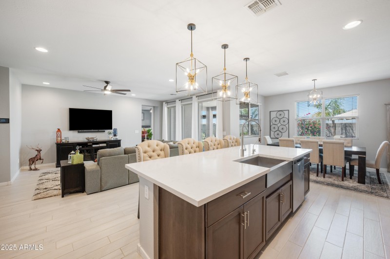 7-37082 N Rhinelander Kitchen to great r