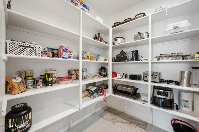 12-37082 N Rhinelander MASSIVE walk in P