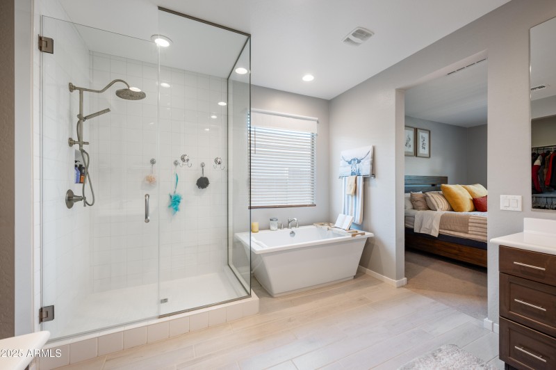 18-37082 N Rhinelander Master Bath