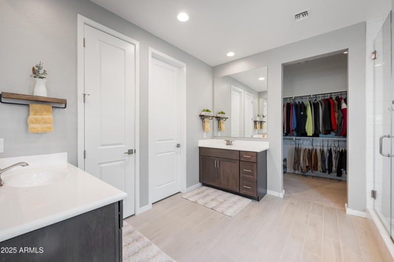 20-37082 N Rhinelander Master Bath