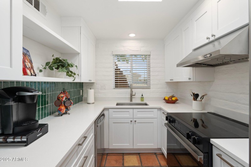 large-019602df-4d08-7349-a253-23f5682ddb