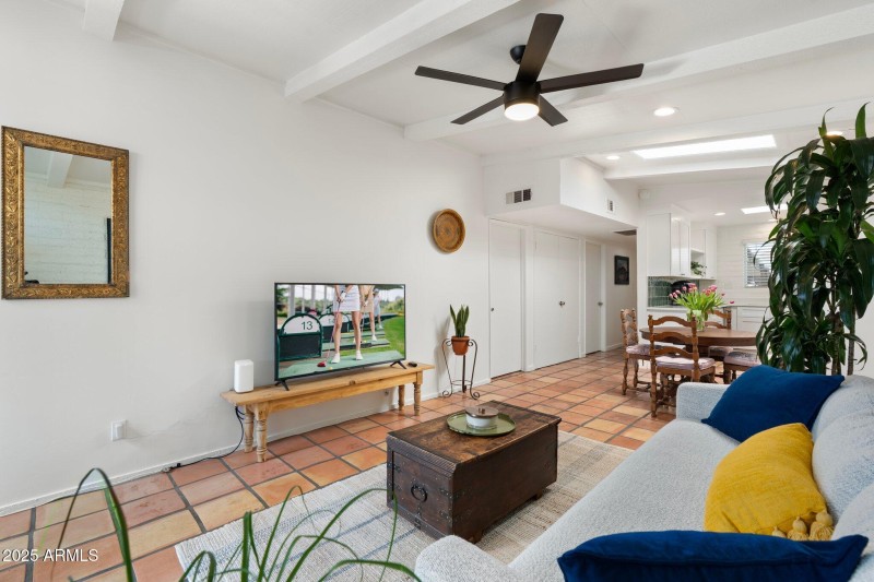 large-019602df-4ea4-7051-95a3-10d5cabfc2