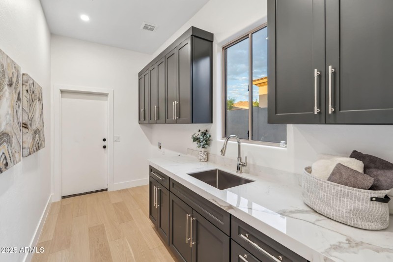 Large Laundry w/ Lots of Storage