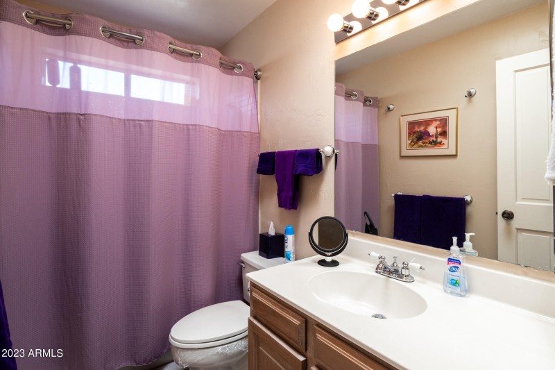 7270 E Loma Ln Hall Bath