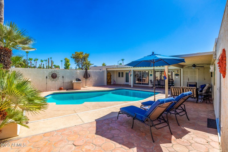 7270 E Loma Ln Pool Lounge Area