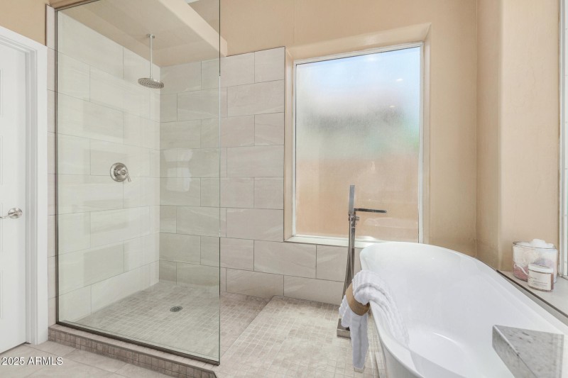 Soaker Tub w/Stand Filler