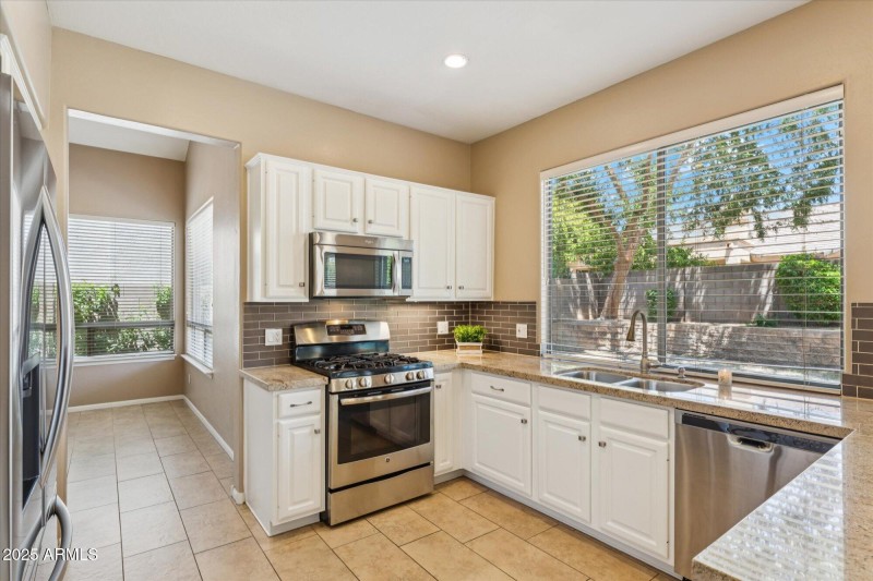 Stainless Steel Appliances w Gas Range