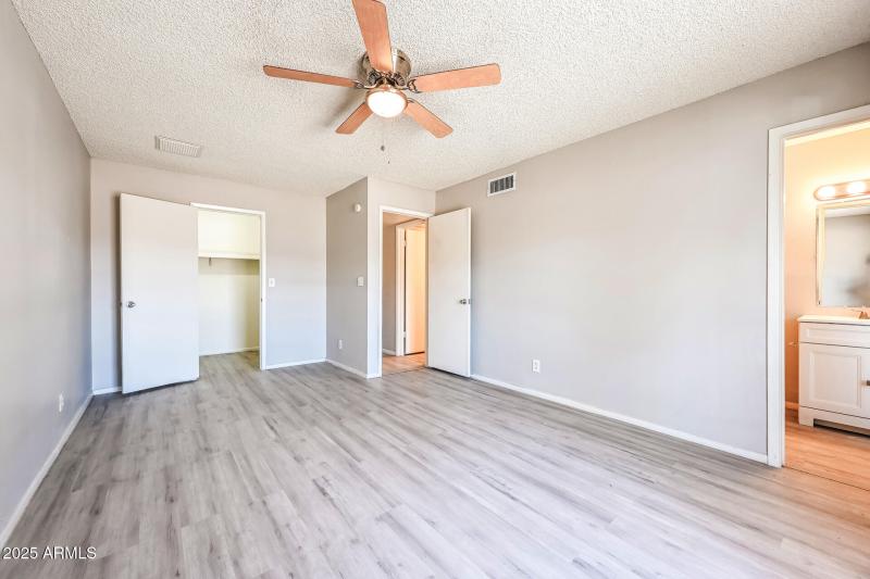 013-photo-main-bedroom-14680557