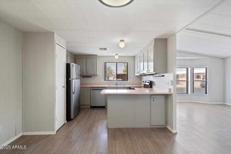 Kitchen with breakfast bar
