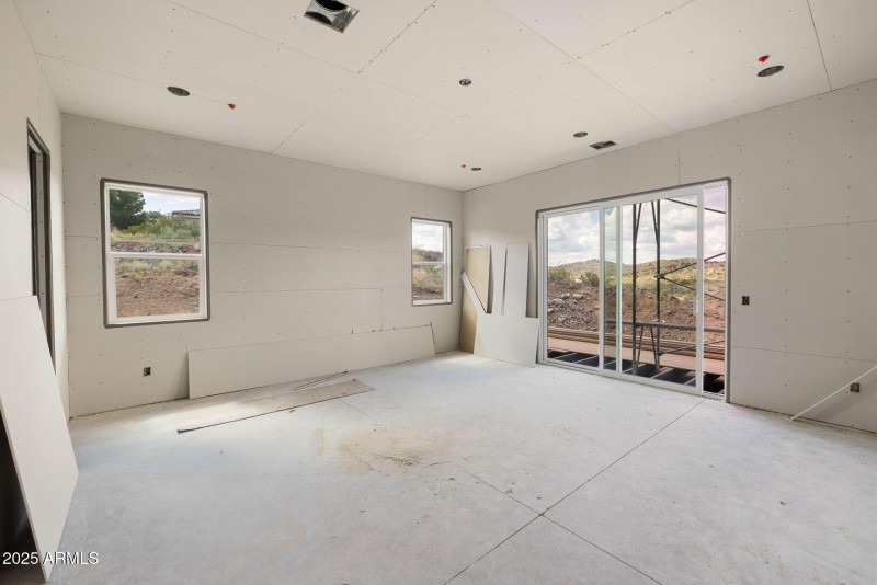 5-Primary Bedroom (1)