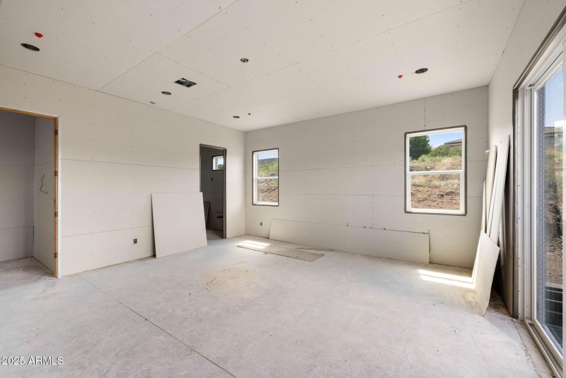 6-Primary Bedroom (2)