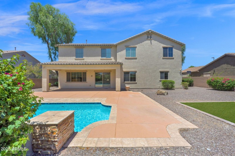 3047 Athena - 48Backyard