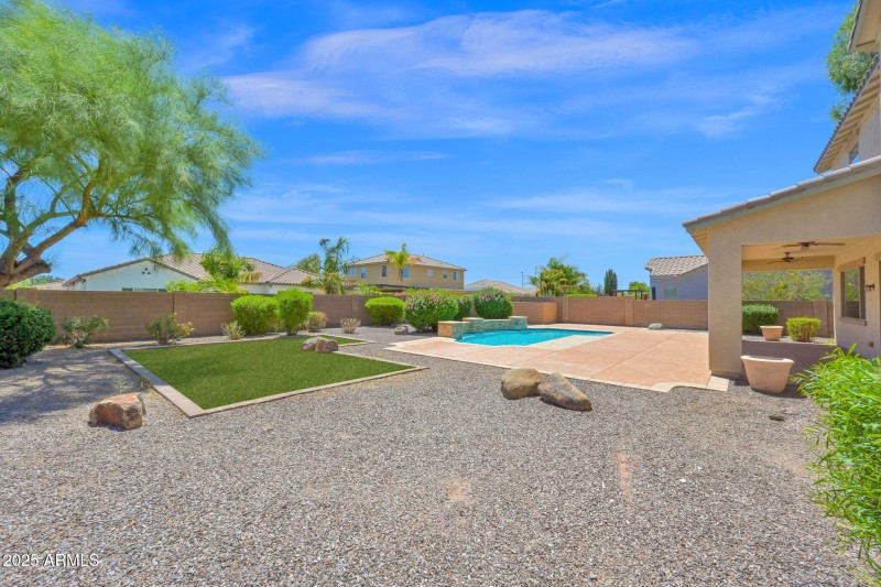 3047 Athena - 51Backyard