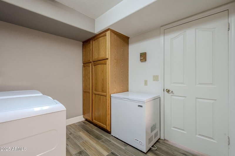 OFFICE / LAUNDRY ROOM
