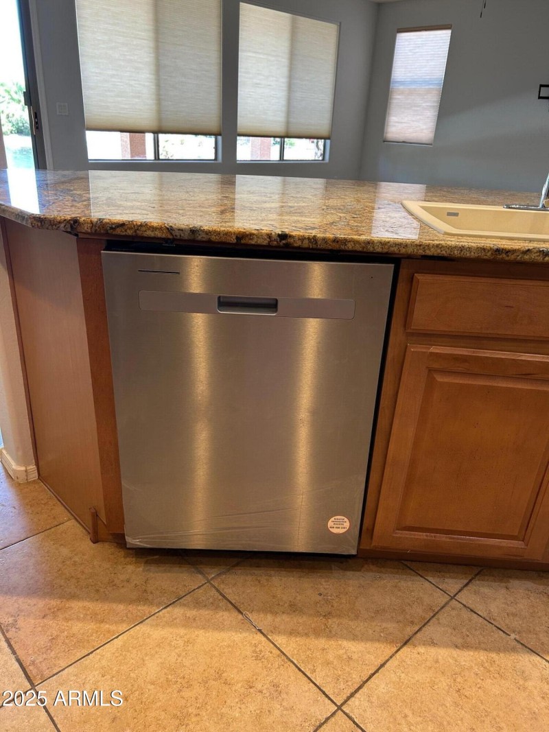 BRAND NEW STAINLESS STEEL DISHWASHER!
