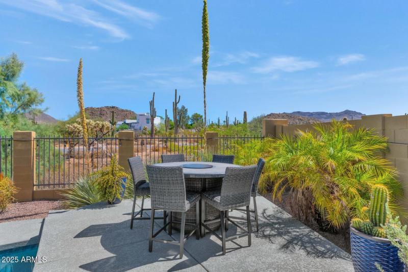 2352 N Estates Cir-large-034-040-2352 N