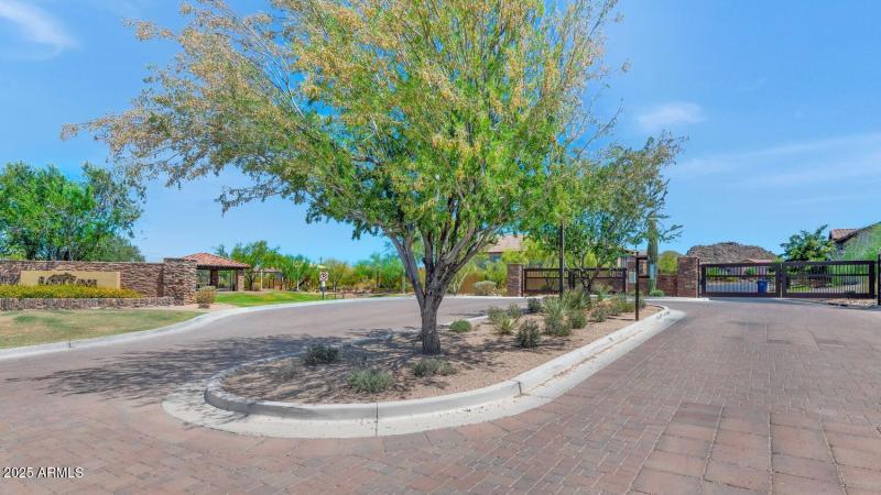 2352 N Estates Cir-large-042-019-2352 N