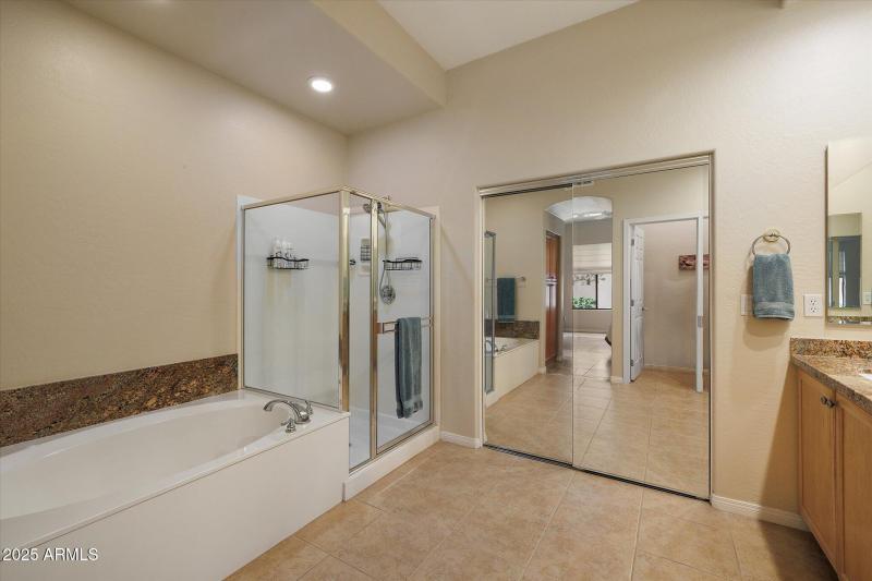soaking tub, walk in closet