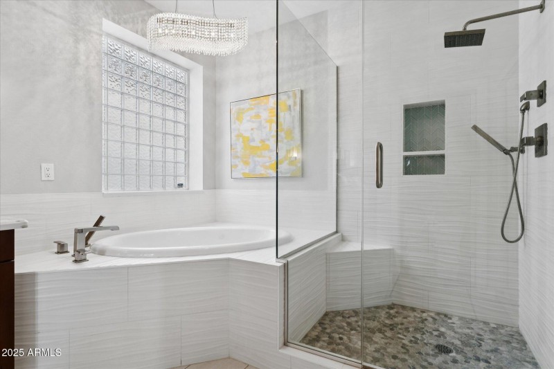 27-Roman tub & chandelier