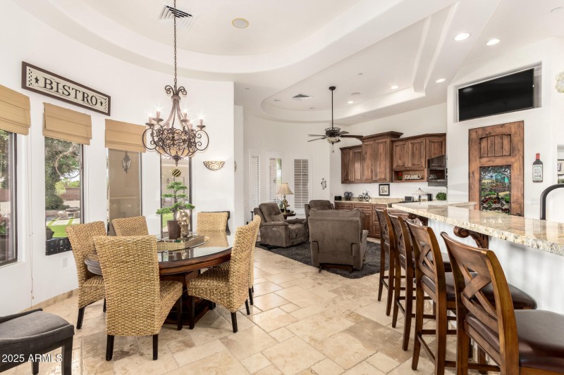 Kitchen bar/dining & family area