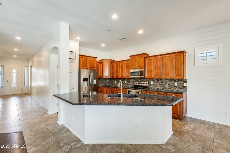 Oversized Island w Ample Seating