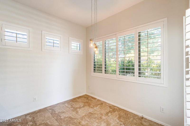 Eat-in Kitchen w Breakfast Nook