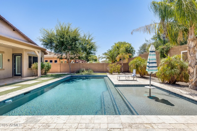 Gorgeous Pool w Travertine Pavers