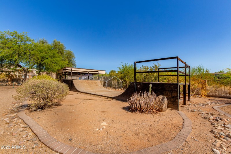 Skate ramp