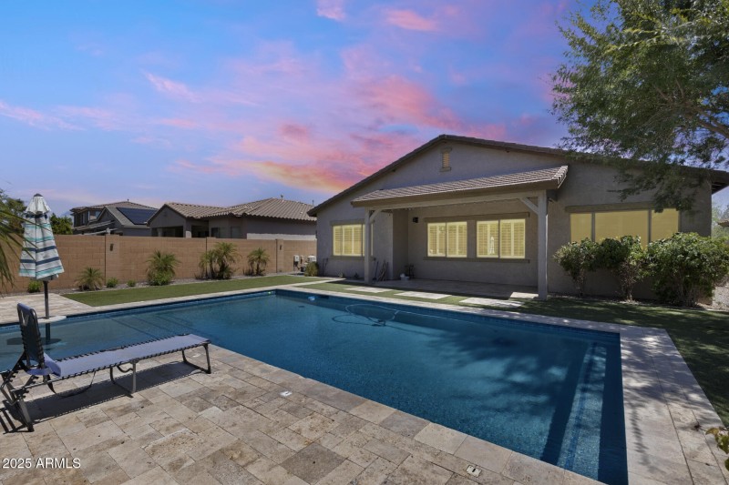 Travertine Pavers Surround Pool
