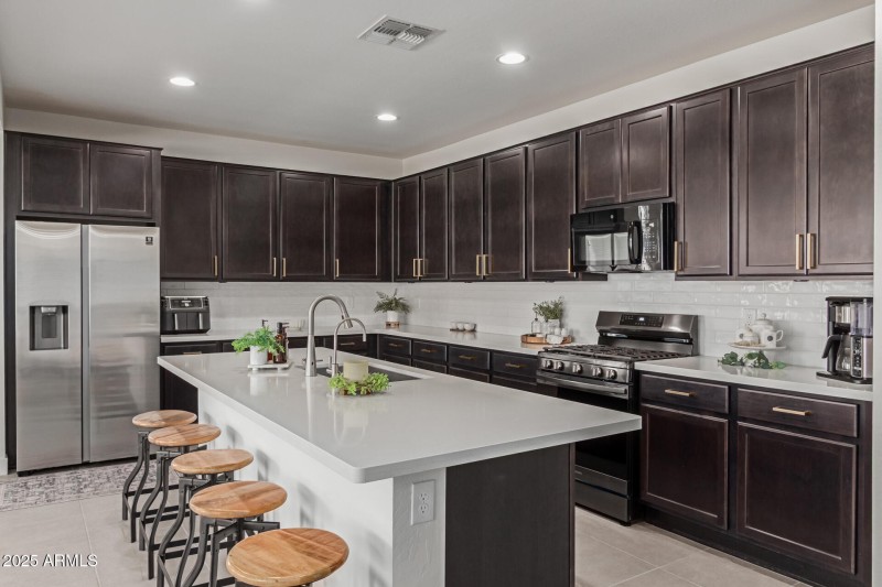 Lots of cabinets!