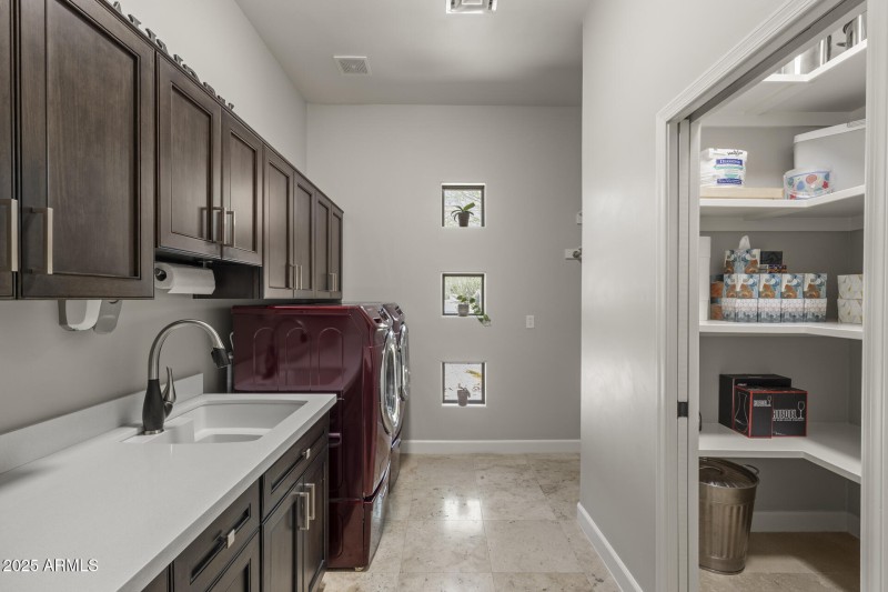 Cool & classy laundry area