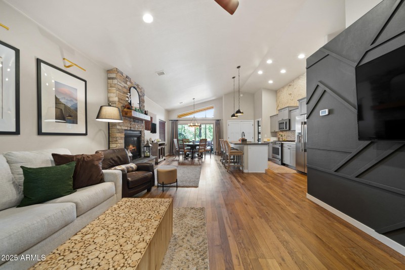 2004 N LAKE BREEZE RD, Lakeside