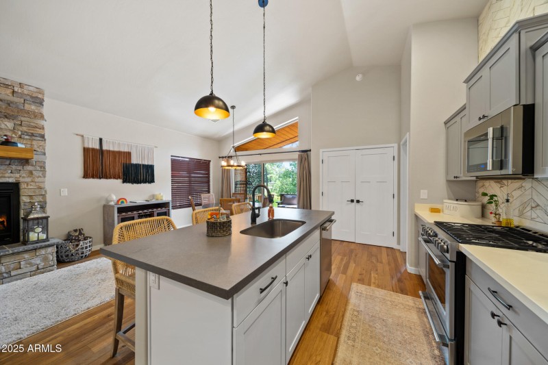2004 N LAKE BREEZE RD, Lakeside