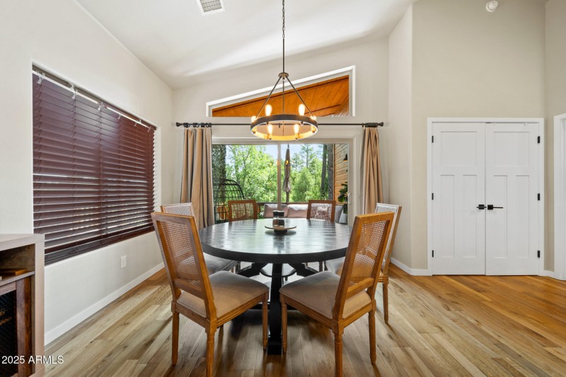 2004 N LAKE BREEZE RD, Lakeside