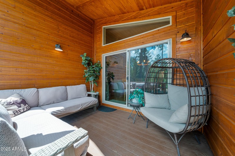 2004 N LAKE BREEZE RD, Lakeside