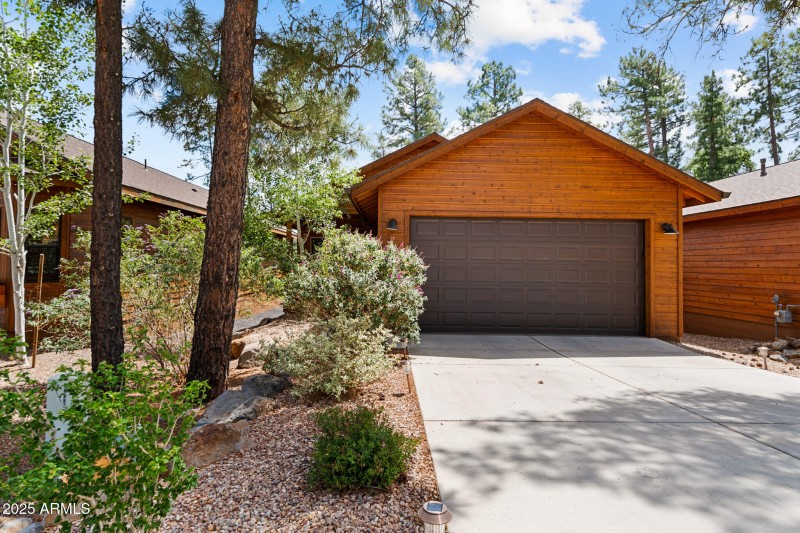 2004 N LAKE BREEZE RD, Lakeside