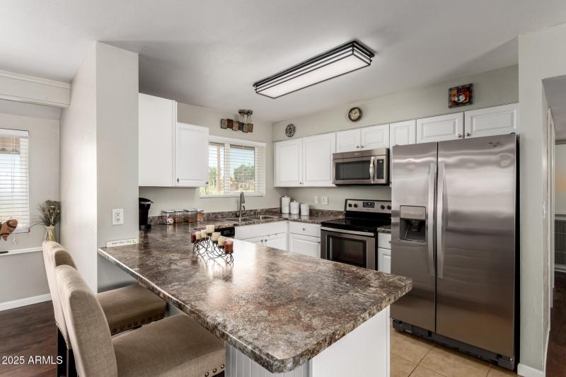 Kitchen and Breakfast Bar