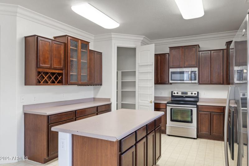 10-web-or-mls-2261-w-mila-way