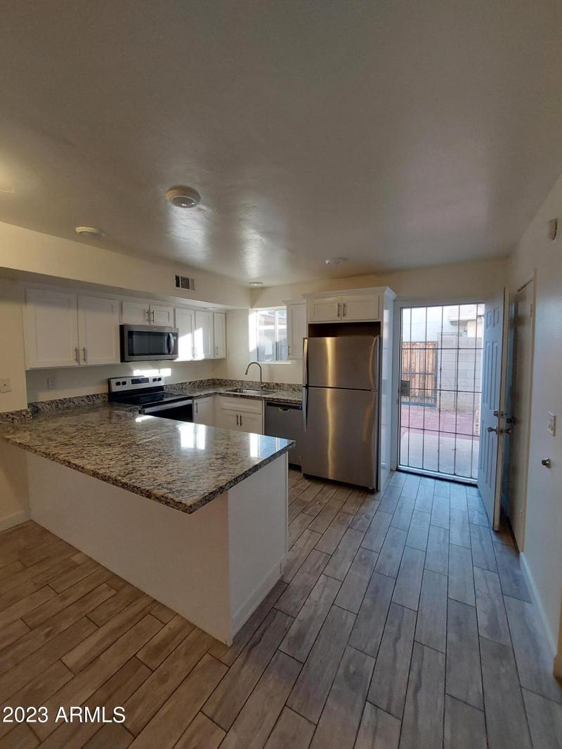 6140WTownleyAvePics5