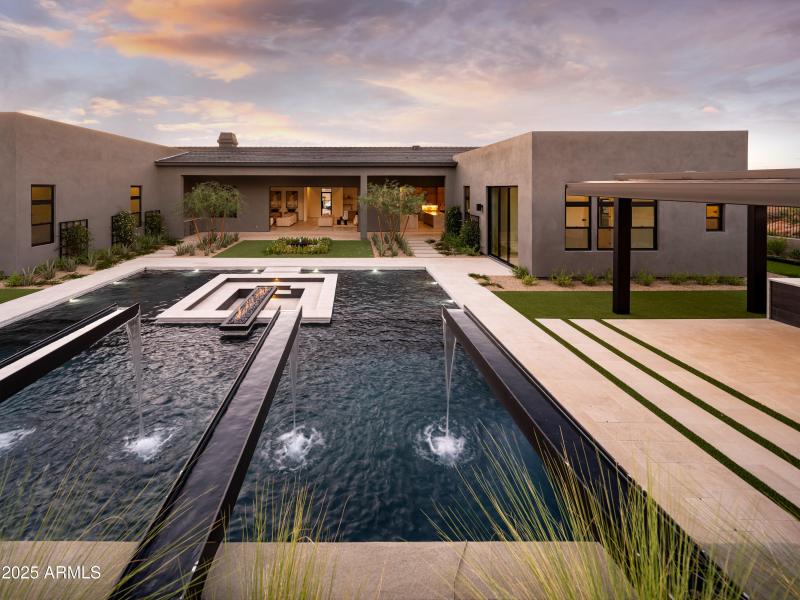 Pool W Water Feature