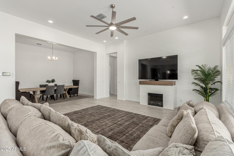 10 - White Feather 3816