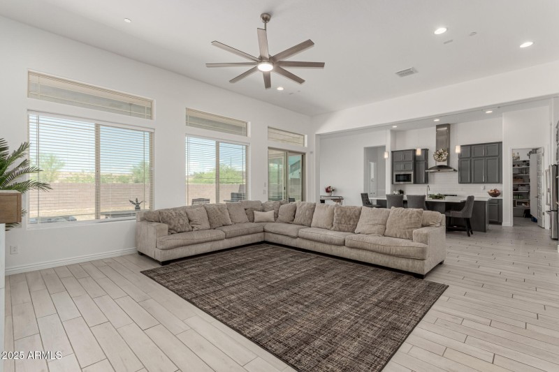 11 - White Feather 3816