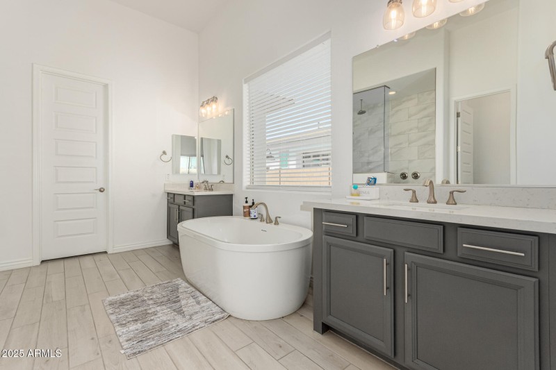 27 - White Feather 3816