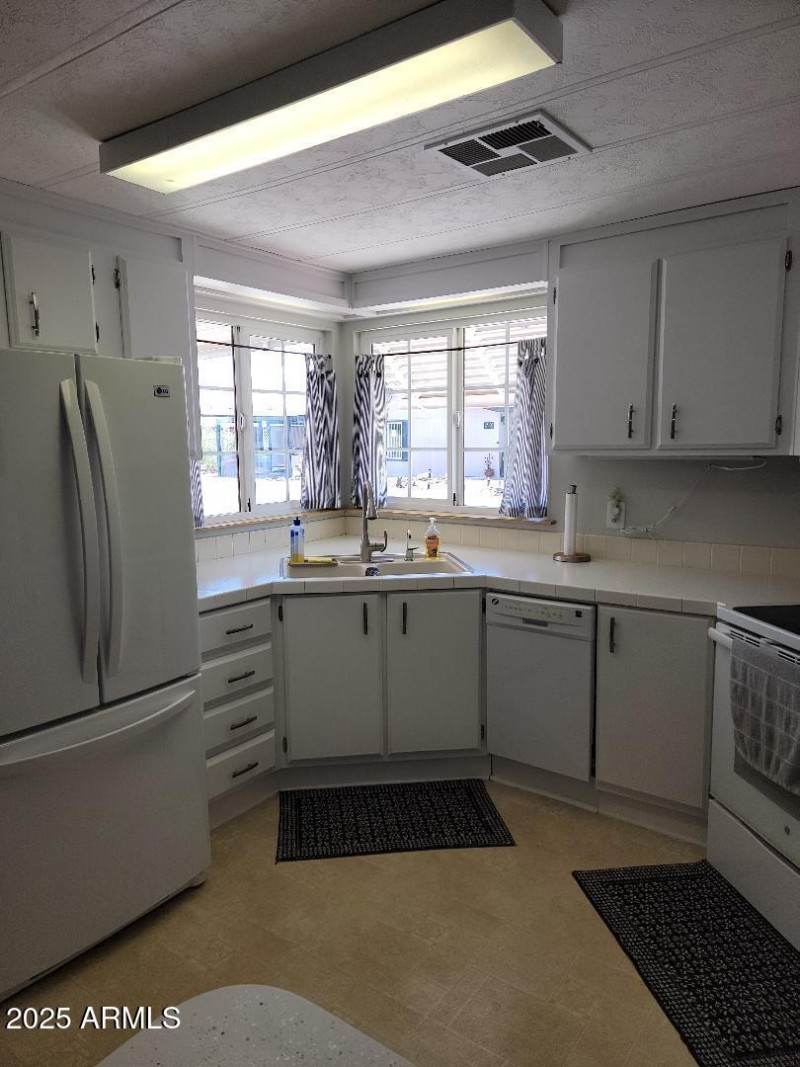 808 light and bright kitchen