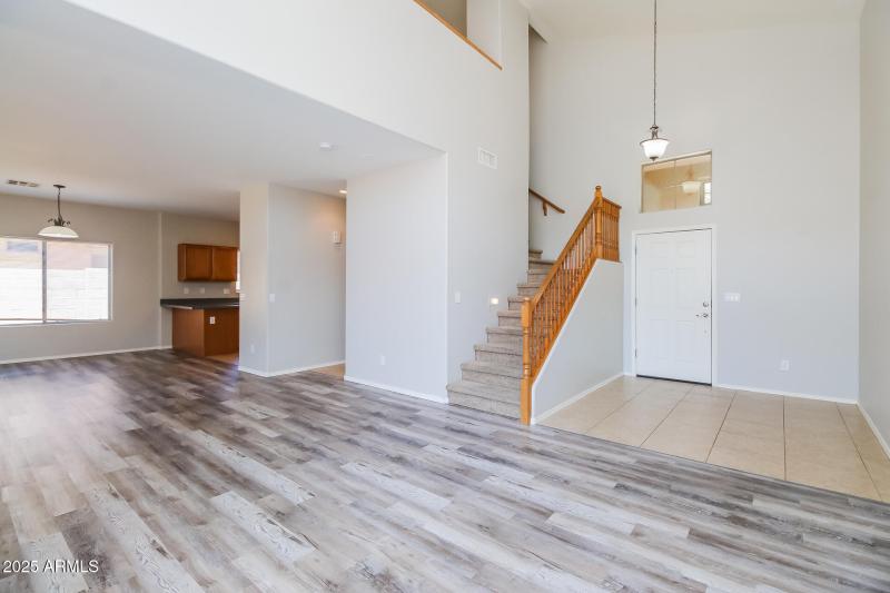 006-photo-dining-room-14686540