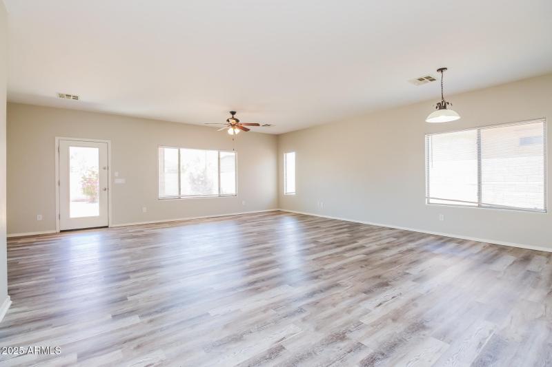 007-photo-dining-room-14686541