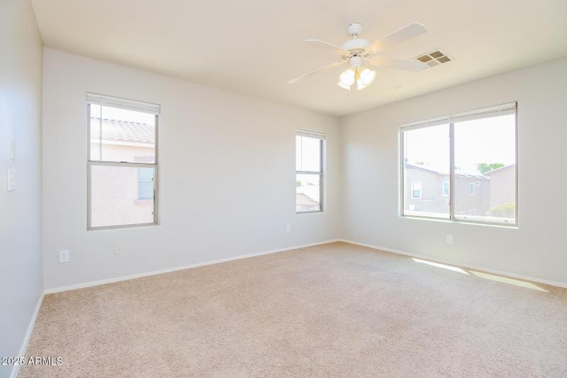 011-photo-main-bedroom-14686529