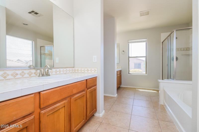 013-photo-main-bathroom-14686531