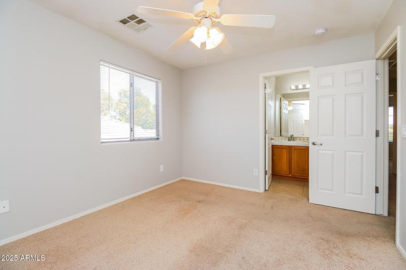 016-photo-bedroom-14686534